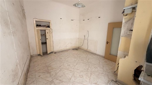 Casa Indipendente Su 3 Livelli Oltre Locale Al Piano Terra e Cantina.